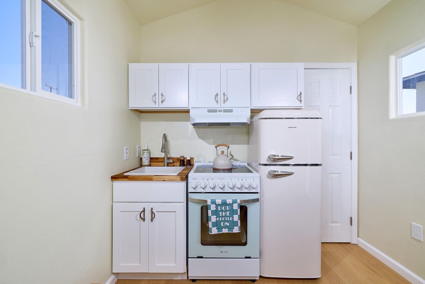 BANGSON 7.5 Cu.Ft Retro Refrigerator with Top Freeze White customer photo 1