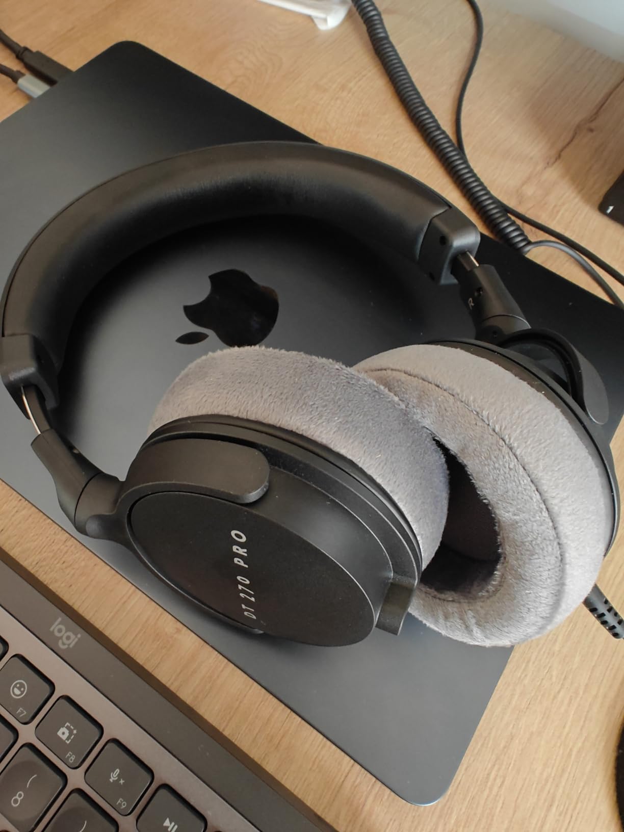 beyerdynamic DT 270 Pro Closed-Back Wired Studio Headphones, Black customer photo 1