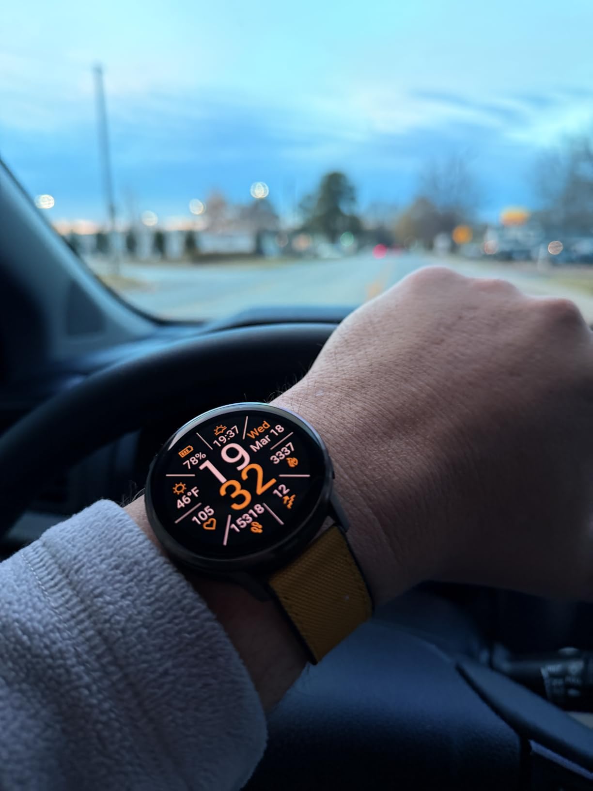 Garmin Venu® 4, Advanced Fitness Smartwatch, 41mm, Bone Silicone customer photo 1