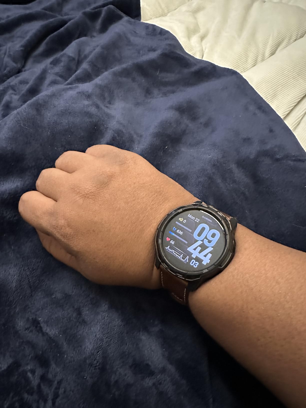 Garmin Venu® 4, Advanced Fitness Smartwatch, 41mm, Bone Silicone customer photo 2