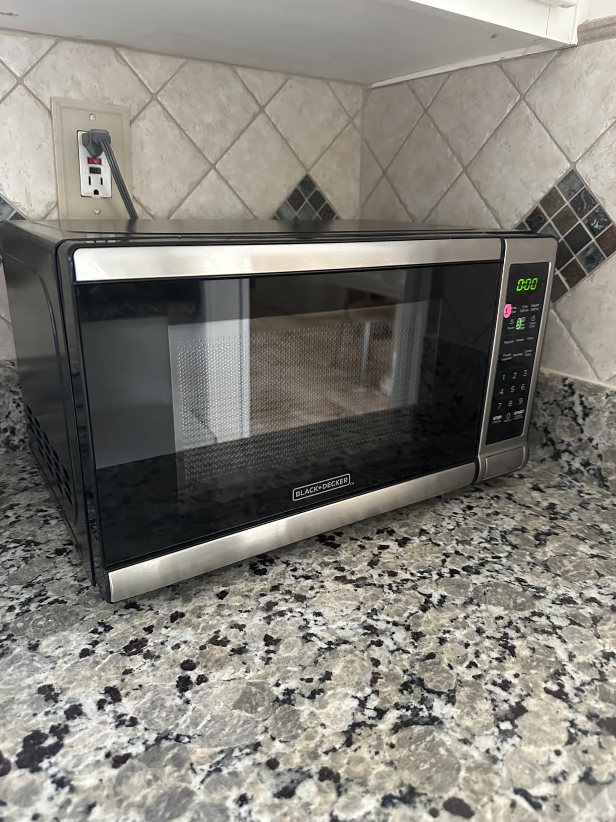 BLACK+DECKER Over-the-Range Microwave Oven with Air Fryer, 1.5 Cu.Ft, 900W customer photo 1