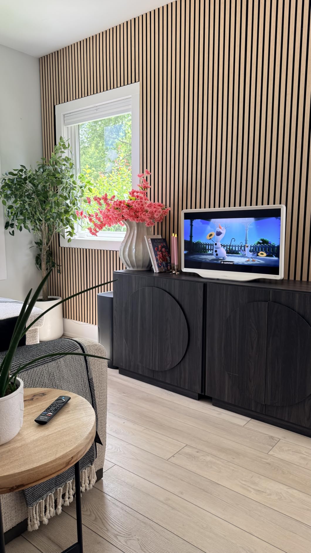 Hisense 32-Inch S5 DécoTV Series Hi-QLED FHD Smart Fire TV (32S5QF) - Versatile Fit, Hi-QLED Color, Art-Inspired Design, Fluid Central Stand, DTS Virtual: X, Stream Live TV Without Cable customer photo 2