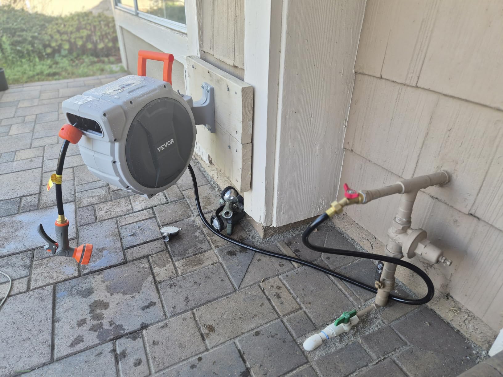 VEVOR Retractable Garden Hose Reel, 1/2 in x 100 ft, Wall Mounted Hose Reel with 9-Function Sprayer Nozzle and 180° Swivel Bracket, Any Length Lock, Automatic Slow Rewind System, for Garden Watering customer photo 1