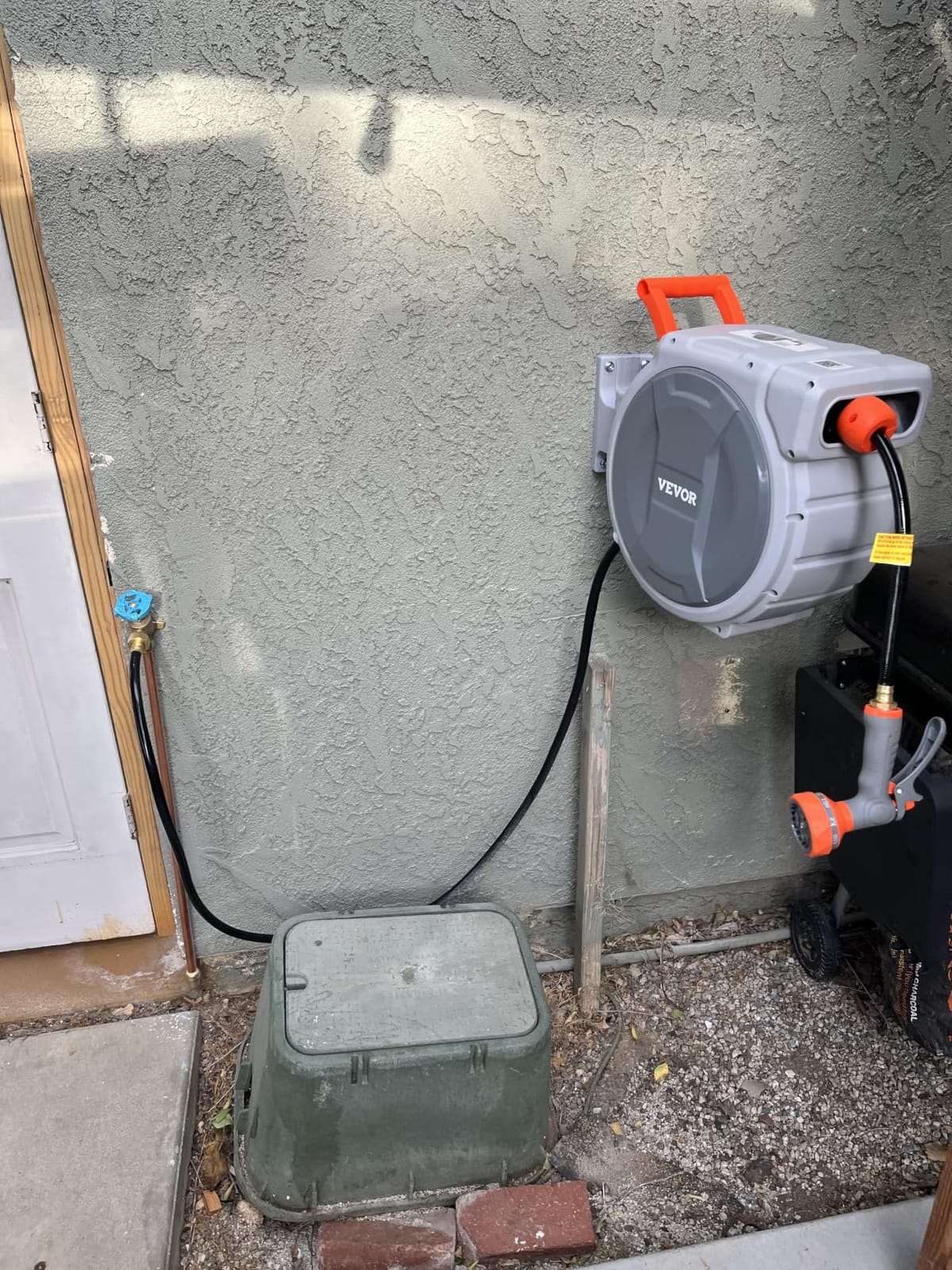 VEVOR Retractable Garden Hose Reel, 1/2 in x 100 ft, Wall Mounted Hose Reel with 9-Function Sprayer Nozzle and 180° Swivel Bracket, Any Length Lock, Automatic Slow Rewind System, for Garden Watering customer photo 2