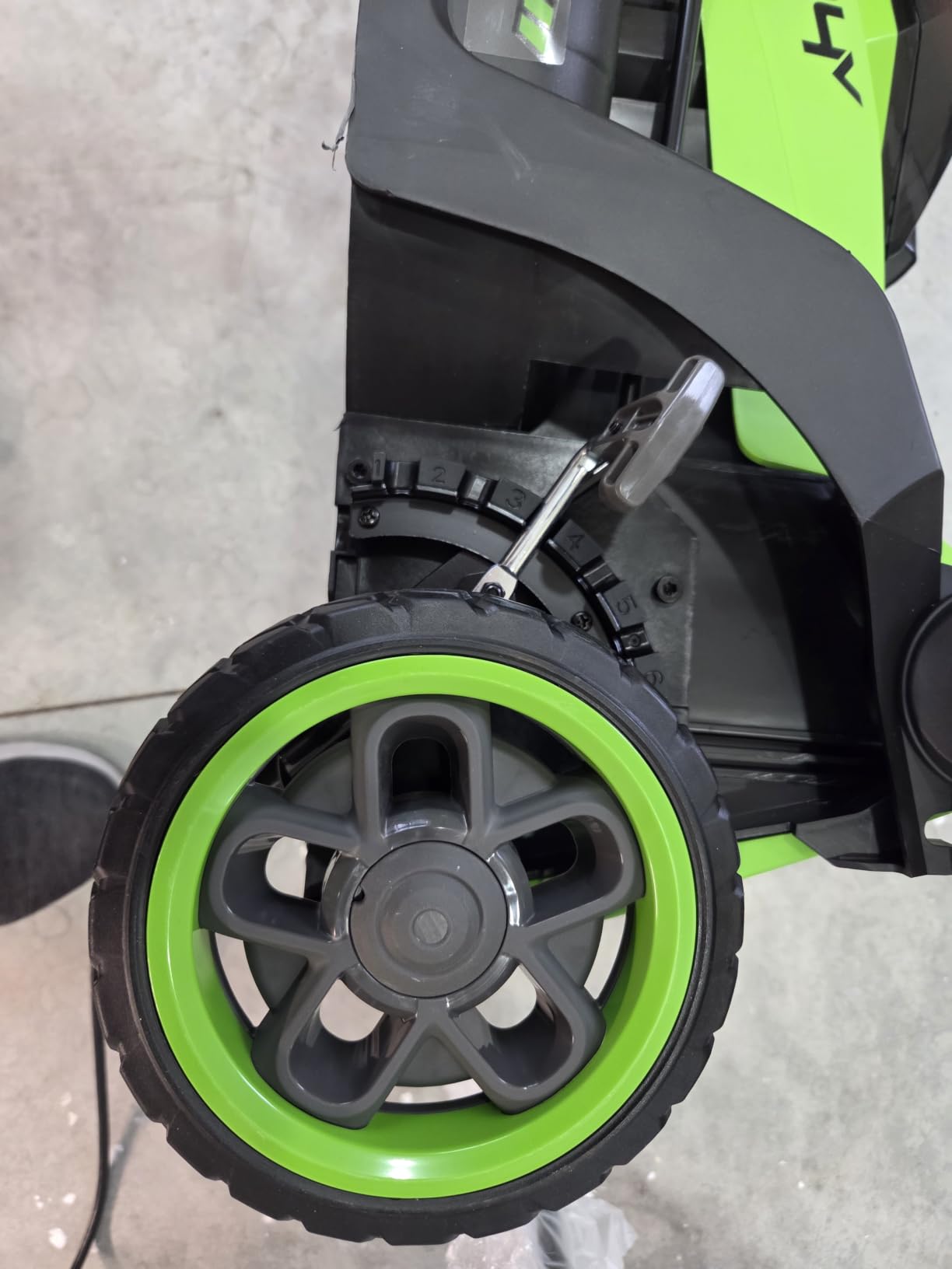 Greenworks 24V 14in Push Lawn Mower, 5.0 Ah Battery and Charger customer photo 2