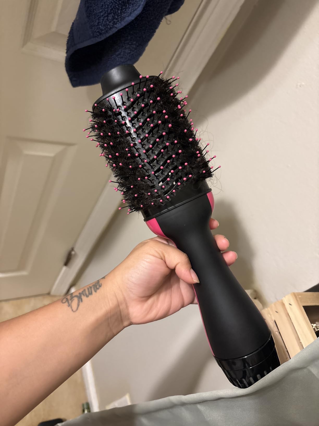 Aopant Dual Voltage Mini Hair Dryer Brush Blow Dryer Brush in One, 110-240V 900W Travel Hot Air Brush Volumizer, 4-in-1 Styling Brush with Ceramic Titanium Barrel, Ionic Care, Cool & High Settings customer photo 1