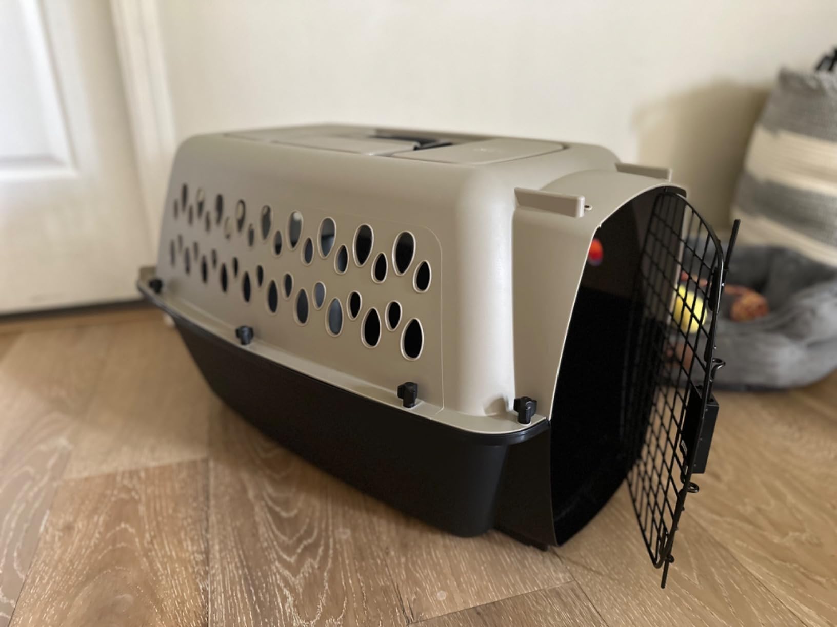 Petmate Vari Dog Kennel, Carrier, 10 to 20lbs, 24in, Taupe and Black customer photo 2