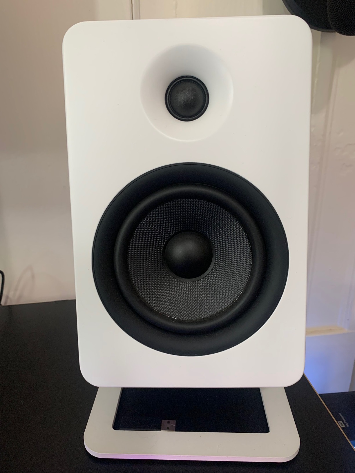 Kanto YU6MW Powered Bookshelf Speakers with Bluetooth and Phono Preamp | Pair | Matte White customer photo 1