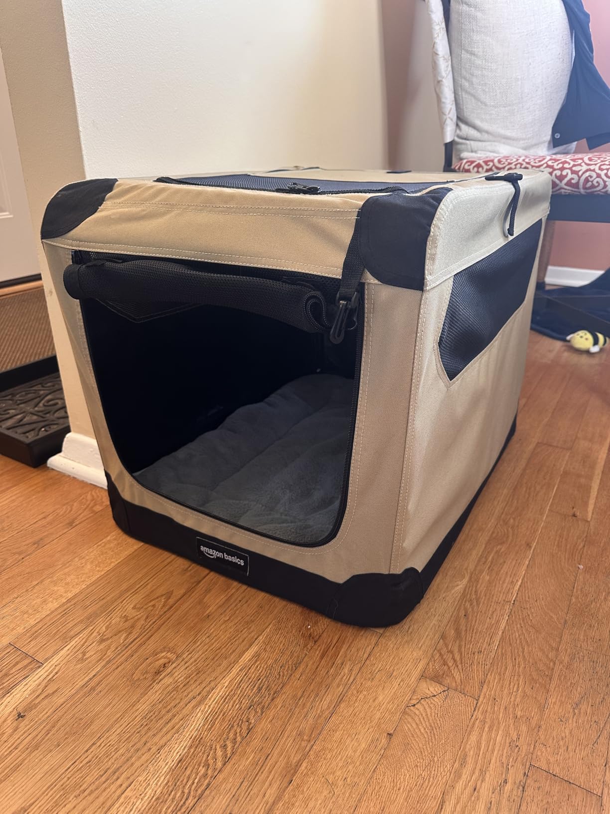 Amazon Basics Portable Folding Soft Dog Crate, Double Door, Collapsible Travel Kennel, Easy to Set Up, Sturdy, Secure, XL 42