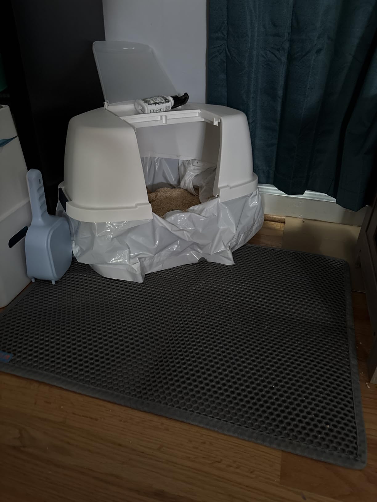 IRIS USA Large Corner Cat Litter Box, Space Saver, Navy/White customer photo 1
