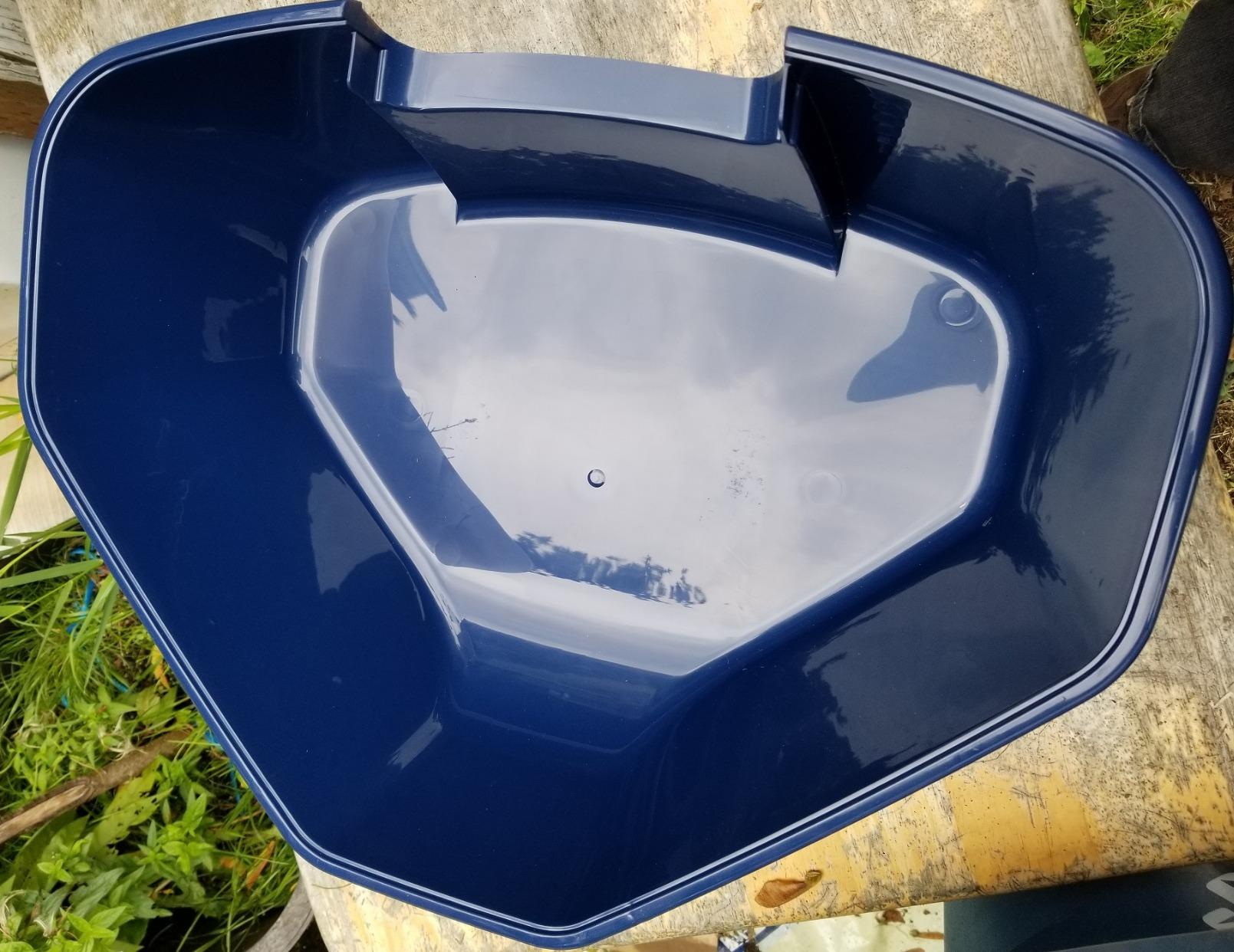 IRIS USA Large Corner Cat Litter Box, Space Saver, Navy/White customer photo 2