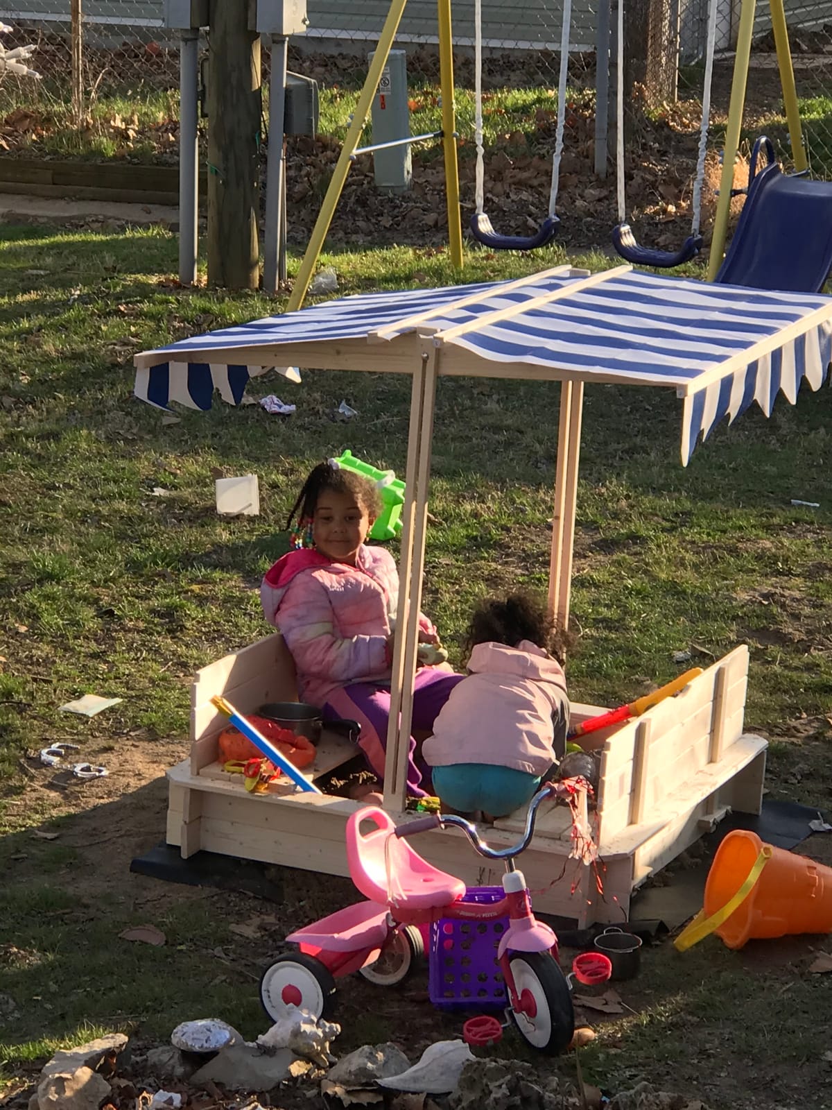 Outsunny Wooden Sandbox with Lid Canopy for Aged 3-7 47X47 in Brown customer photo 2