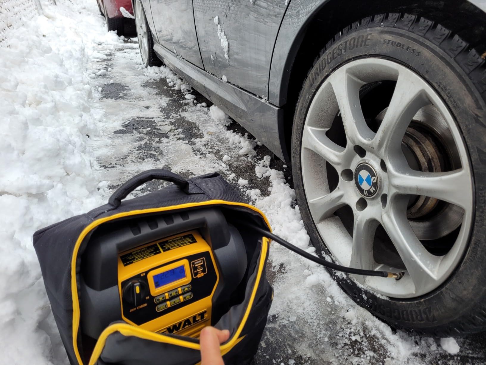 DEWALT DXAEJ14 1600 Peak Amp Jump Starter with 120 PSI Air Inflator customer photo 1