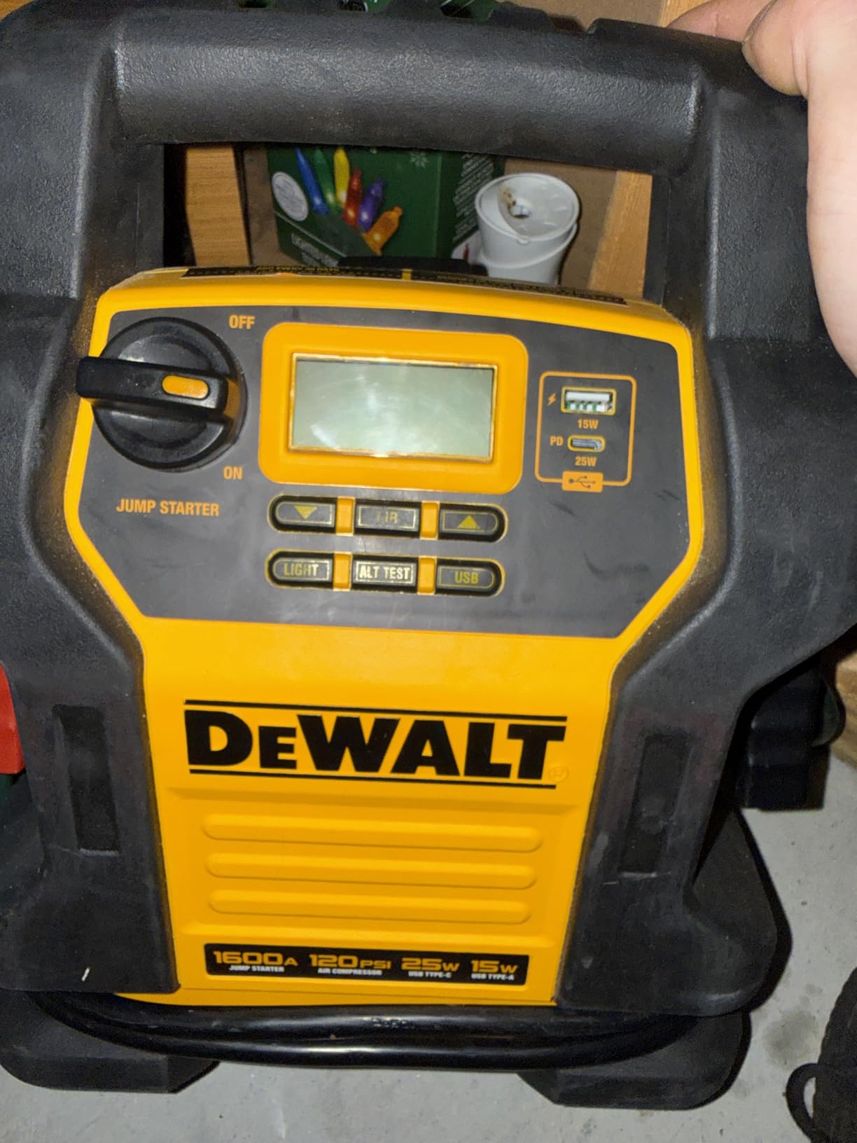 DEWALT DXAEJ14 1600 Peak Amp Jump Starter with 120 PSI Air Inflator customer photo 2