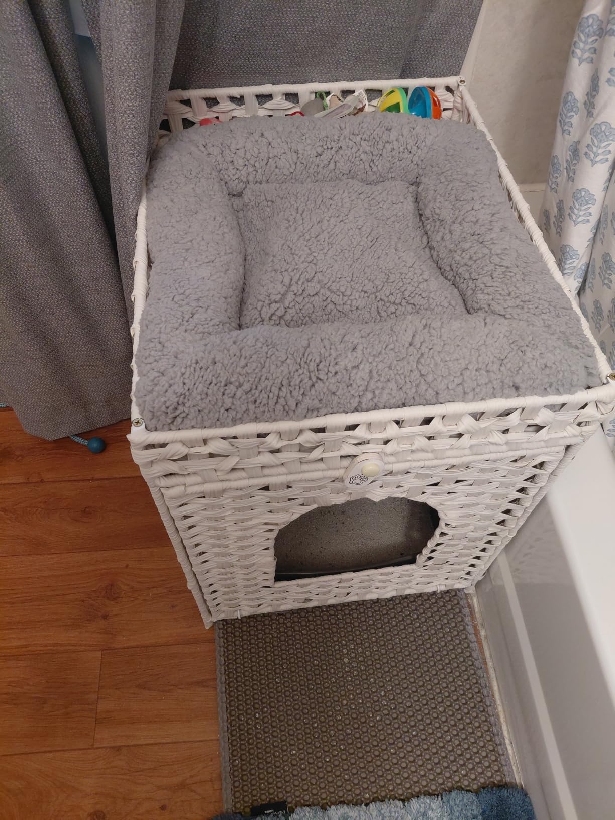Snughome Cat Litter Box Enclosure Furniture Hidden with Litter Mat, Hidden Cat Washroom Furniture with Door, Handwoven Rattan Cat Washroom Box, Indoor Pet House for Living Room, Bedroom (Brown) customer photo 1