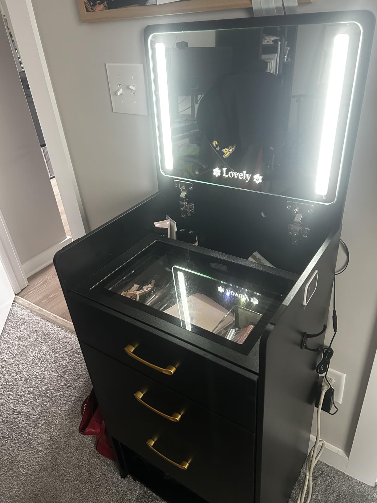 Lvifur 3 in 1 Vanity with Mirror and Sensor Lights,Charging Station,White customer photo 2